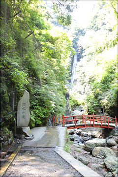 神奈川県山北町｜洒水の滝に包まれた旅館「洒水園」
